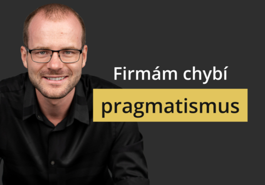 Man with glasses smiles beside bold Czech text 'Firmám chybí pragmatismus' on a dark background.