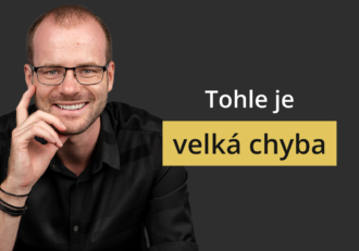 Smiling man with glasses on a dark background, next to a yellow banner reading 'Tohle je velká chyba'.