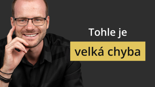 Smiling man with glasses on a dark background, next to a yellow banner reading 'Tohle je velká chyba'.