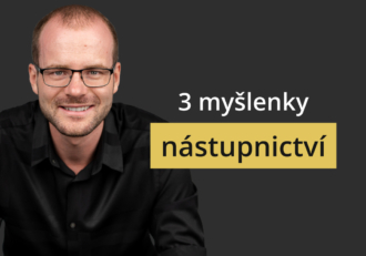 Muž se brýlemi na tmavém pozadí vedle textu '3 myšlenky nástupnictví'.