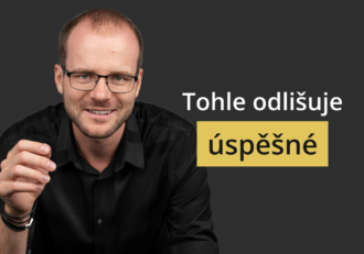 Man with glasses smiling against a dark background, with the Czech phrase 'Tohle odlišuje úspěšné' beside him.