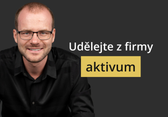Promotional banner: smiling man with glasses on the left, dark background and Czech slogan 'Udělejte z firmy aktivum' on the right.
