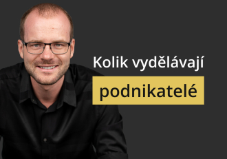 Muž s brýlemi na tmavém pozadí vedle textu Kolik vydělávají podnikatelé